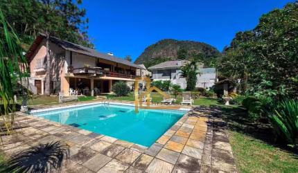 Casa com 5 quartos sendo 3 suítes, Piscina, Churrasqueira e Muito Verde - Próximo à CBF e Clube Comary!