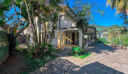 Casa com 5 quartos sendo 3 suítes perto do Clube Comay e da Feirinha do Alto de Teresópolis!
