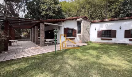 Seu refúgio no centro de Teresópolis, casa com terreno de 4.400m² e área de lazer privativa!