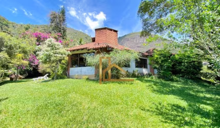 Casa com 4 dormitórios sendo 2 suítes à venda, 320 m² por R$ 1.350.000 - Iucas - Teresópolis/RJ