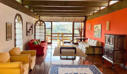 Casa com 4 suítes, vista livre para as montanhas e lazer completo - A 12 minutos do centro de Teresópolis