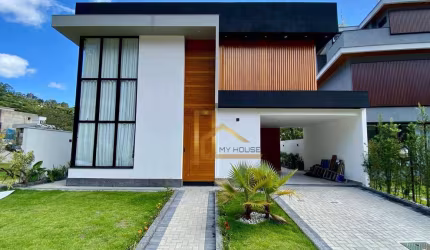 Casa com 4 Quartos, Nova e em Condomínio Clube a 15 Minutos do Centro de Teresópolis-RJ