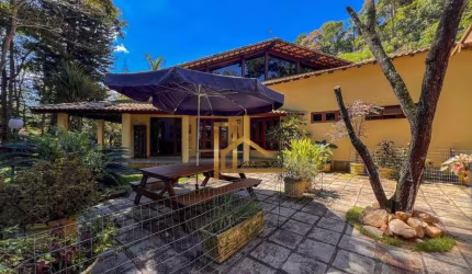 Casa linear com 3 suítes e área de lazer privativo - À 20 min. do centro de Teresópolis