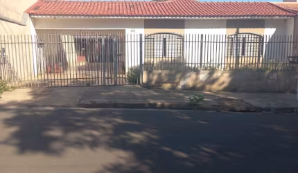 Casa de laje contendo 4  quartos/ suíte   bairro Jardim América.