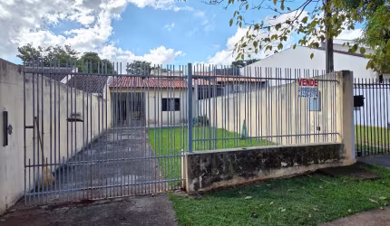Casa com 03 quartos c terreno inteiro - Jardim São Jorge em Maringá.
