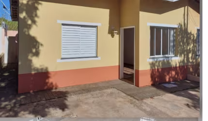 Alugo linda casa térrea  em condomínio com 2 dormitórios