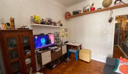 Apartamento De Quarto e Sala Com uma Ótima Planta na Rua do Rezende no Centro-RJ