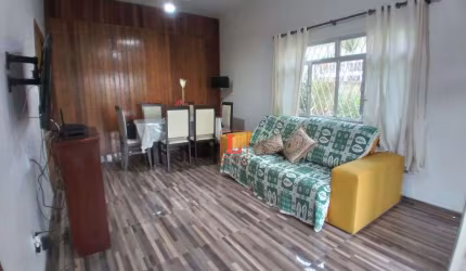 Casa com 3 quartos, garagem com espaço para 3 carros e churrasqueira 100 m²