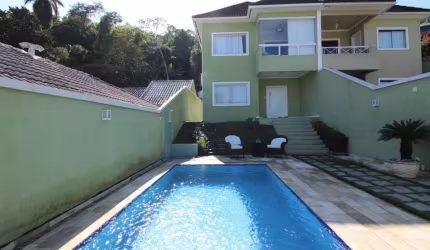Casa no Condomínio Bosque dos Esquilos,  3 quartos, suíte e 2 vagas. Piscina.