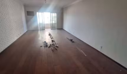 Mário Guimarães, 5 quartos com 2 suítes, 290m, 2 vagas. Centro de Nova Iguaçu.