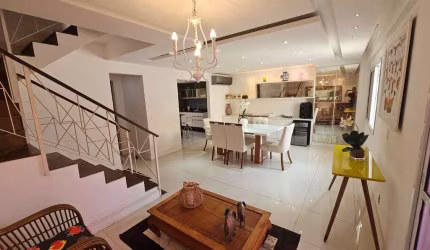 Casa Triplex a venda com 166m, 4 quartos com 2 vagas. Área gourmet e lazer.
