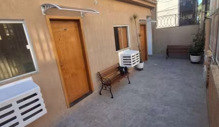 Vista Alegre, Kitnet com 18m, cozinha e banheiro. Toda reformada Reformado