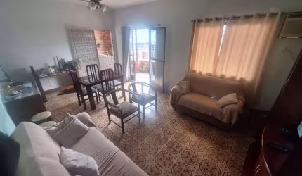 Casa com 110m, ampla, 5 quartos sendo 1 suíte. Terração com um dos quartos.