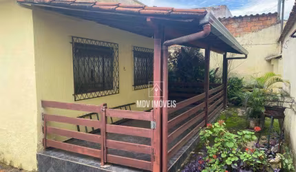 Casa individual em lote 360 m² com varanda e barracão no fundo!