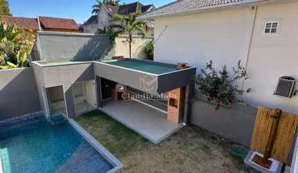 Casa nova contemporânea na Barra da Tijuca c/ lazer nos fundos