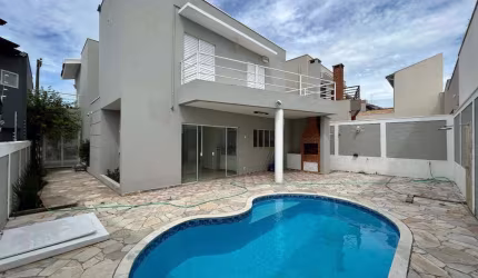 Casa com 3 Quartos e 4 banheiros para Alugar, 233 m² por R$ 8.500/Mês