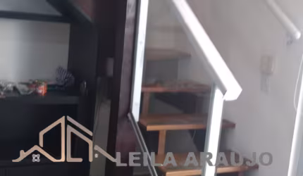 Esse lindo ponto comercial contém.  Piso inferior: Recepção com 2 banheiros e mezanino, corredor, 3 salas, 1 banheiro, sala de estoque, cozinha, corredor externo.  Superior: 3 salas, 1 banheiro e sala