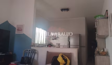 Casa com 3 dormitórios sendo uma suíte com closet, portão automático.