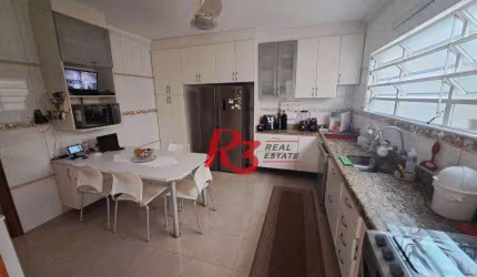 Casa com piscina no Embaré