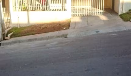 Excelente Casa 120 m2 em Campo Largo,  com 2 Quartos, Sala, Cozinha, Banheiro, Quintal nos fundos e Garagem para 2 carros.