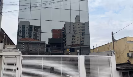 Prédio comercial para locação com estrutura pronta para uso imediato.