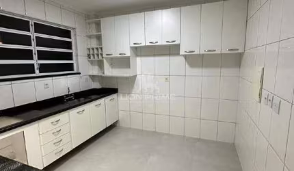 Sobrado à venda de 3 quartos, 1 suíte no Bairro Aparecida