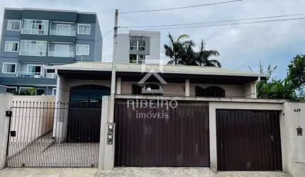 Casa com 2 quartos para alugar na Rua Rondônia, 549, Boneca do Iguaçu, São José dos Pinhais por R$ 2.800