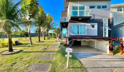 Bela Casa Porteira fechada, com subsolo e uma área de lazer belíssima.