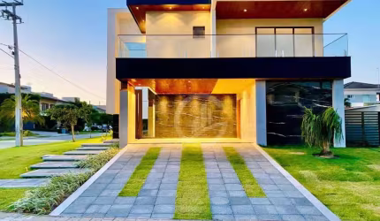Volumetria e elegância a definem, uma bela casa de esquina para chamar de sua