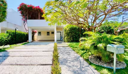 Belíssima residência de esquina, disponível para vocês