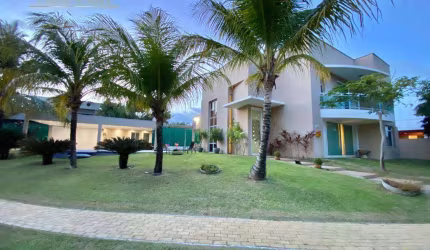 Já imaginou morar em uma casa com terreno de esquina privilegiado?   Com todo o verde e conforto que você e sua família precisam?