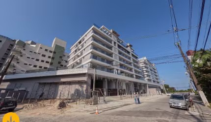 Amplo apartamento em edifício club na quadra do mar!