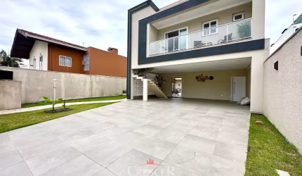 Casa alto padrão com 05 suítes em Caiobá!