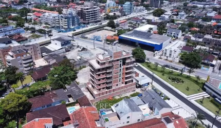 Apartamento com 03 quartos em Caiobá.