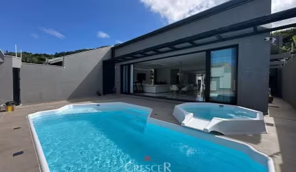 Casa alto padrão mobiliada, com 05 quartos!