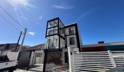 Apartamento reformado com 02 quartos, uma quadra do mar!