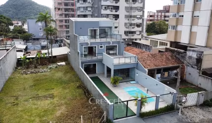 Sobrado triplex com 05 quartos para venda no Centro