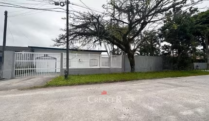 Casa com amplo terreno e 03 suítes em Matinhos