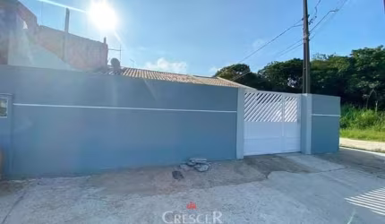 Casa com 3 dormitórios, á poucos metros do mar