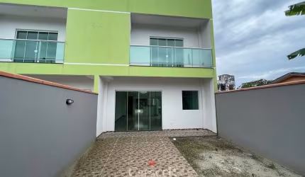 Sobrado com 03 Quartos e Piscina a 2 Quadras do Mar