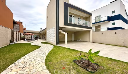 Casa alto padrão com 05 suítes a venda em Caiobá