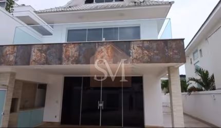 Riviera Del Sol - Casa Triplex com 300m² , 5 suítes ,2 vagas de garagem , ampla sala , dependência completa.