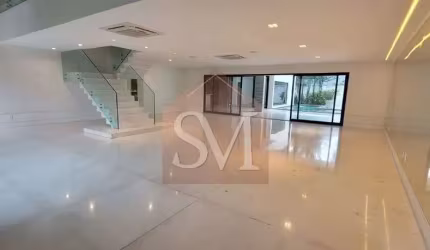 LUXUOSA CASA NO CONDOMÍNIO DEL LAGO, NA BARRA DA TIJUCA! Casa de 5 quartos, 4 suítes, 3 salas, 8 banheiros, 2 vagas, 700m². Venha conferir!