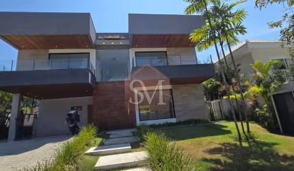 Imponente Casa Triplex de Luxo com 5 Suítes na Barra da Tijuca - Condomínio Quintas do Rio: 860m², 4 Vagas de Garagem