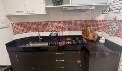 Lindo apartamento térreo, totalmente reformado, 2 dorms com quintal.