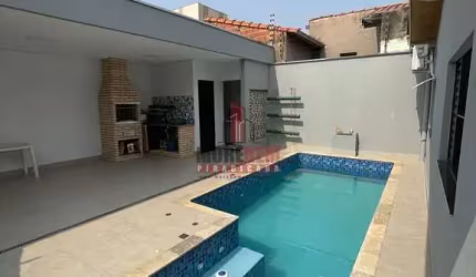 Casa térrea, com 3 dorms, sendo uma suíte. Acabamento diferenciado.