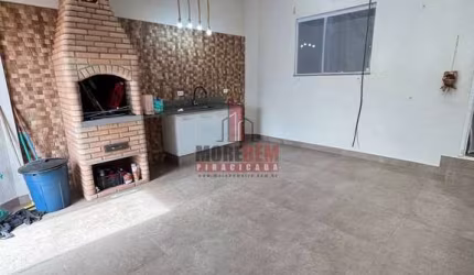 Ótima casa com 3 dorms, suite, armários e ar condicionado.