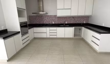 Casa térrea - 3 dorms, suite, espaço gourmet, repleta de armários.