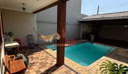 Casa em condomínio, 3 dorms, suite com closet, piscina e churrasqueira R$ 780mil
