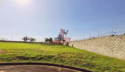 Lote em condomínio com 454m2 e ótima topografia.